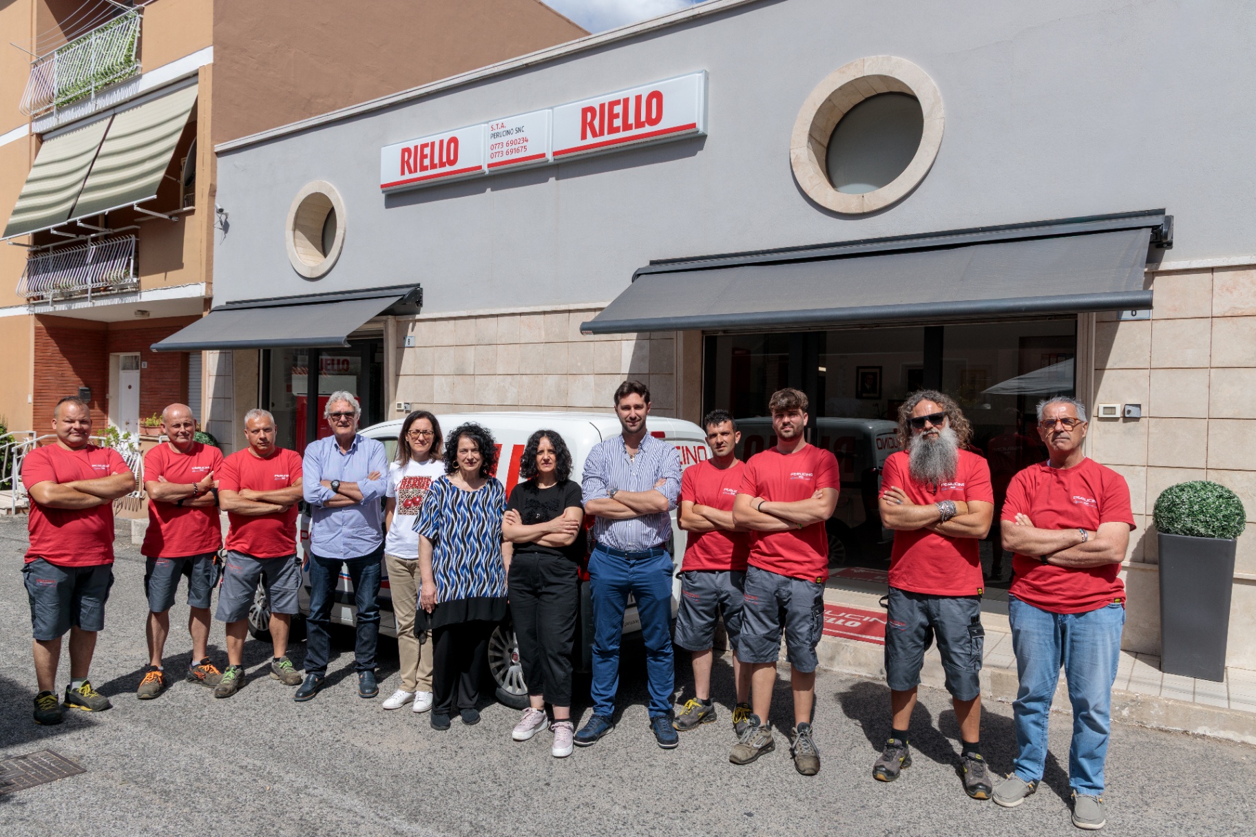 Il team Perucino davanti alla sede di Latina